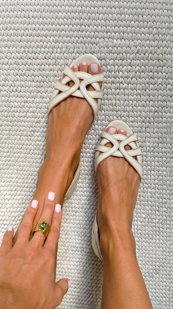 Sandalias planas color crema Camilla