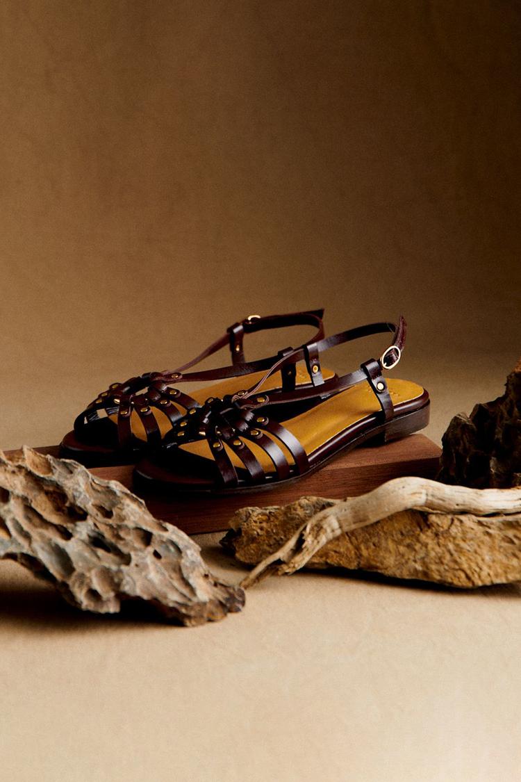 Sandalias Bianca Tierra con tachuelas metálicas