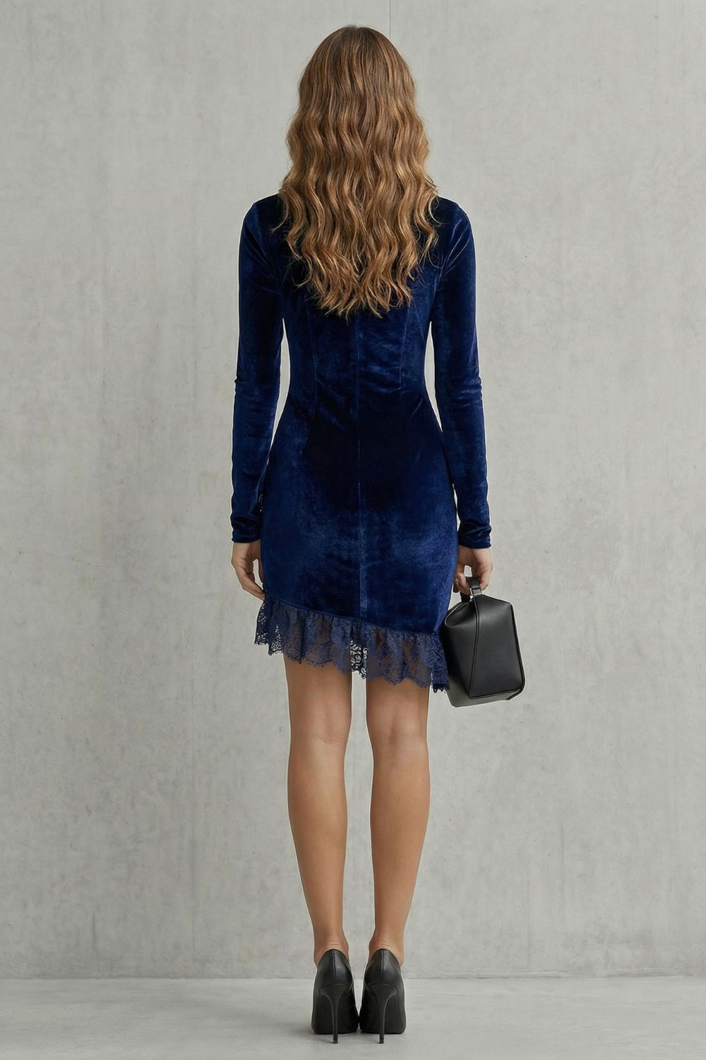 Marzéra – Vestido ajustado de terciopelo con ribete de encaje fruncido