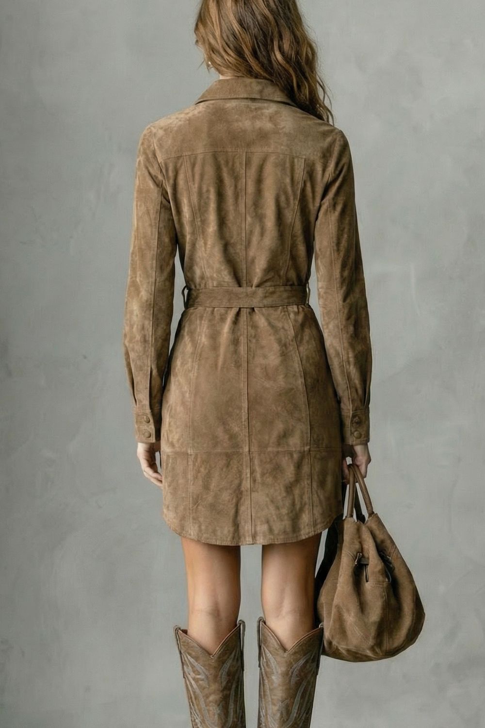 Vellessa – Elegante vestido midi de ante con silueta sofisticada.