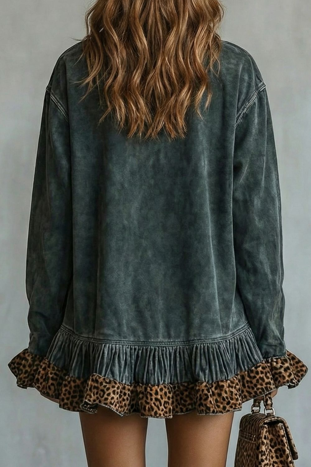 Selvatta – Vestido corto de ante con estampado de leopardo y volantes