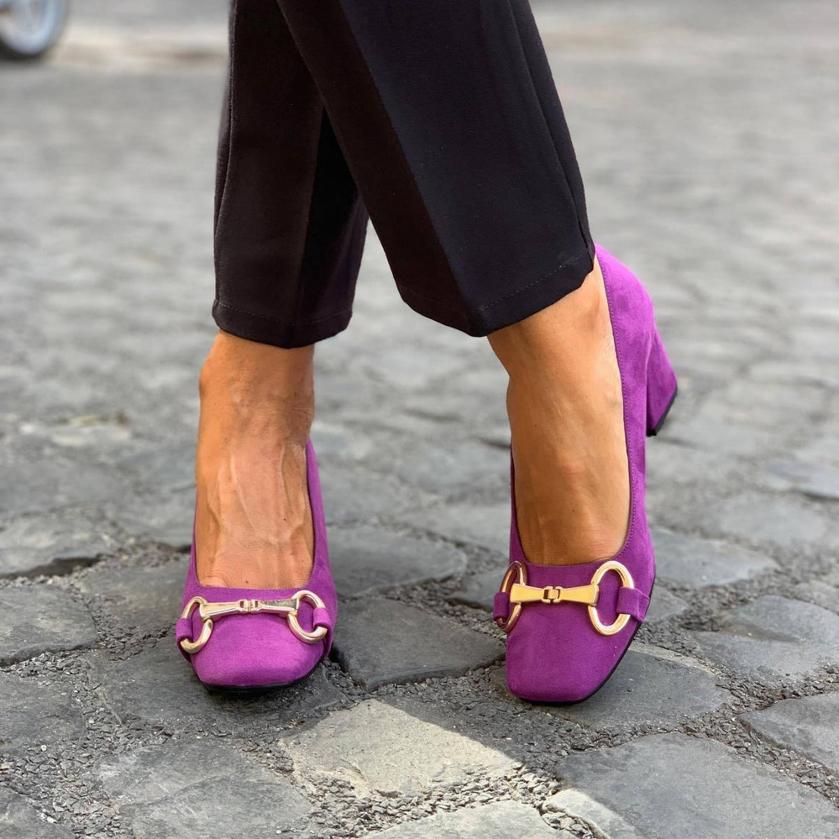 Charlotte | Zapatos de tacón elegantes con detalles dorados