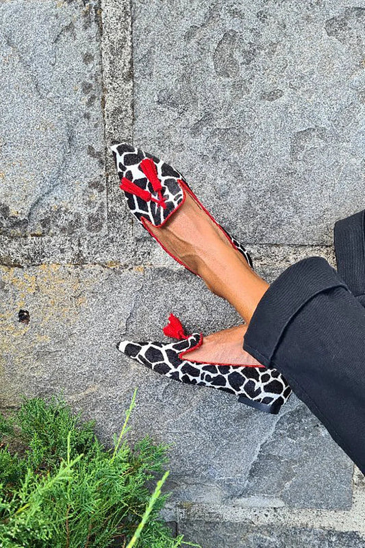 Helena | Mocasines con estampado animal y flecos rojos