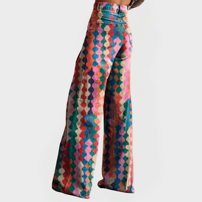 Vaqueros coloridos con perneras anchas para un estilo moderno