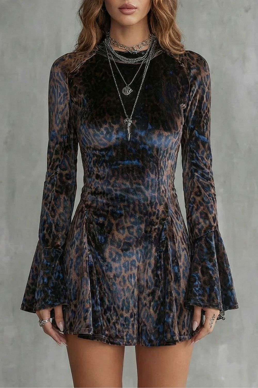 Bellanca – Vestido corto con estampado de leopardo y mangas acampanadas