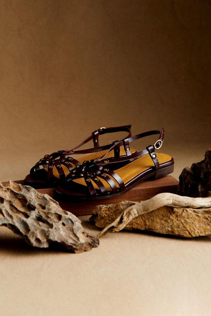 Sandalias Bianca Tierra con tachuelas metálicas
