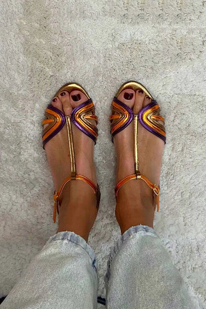 Sandalias Viviana con tira en T en colores mediterráneos.
