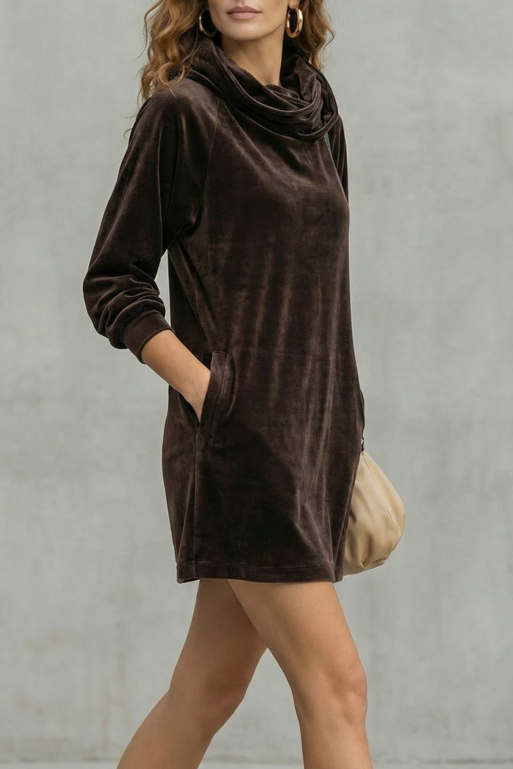Morena – Vestido corto de terciopelo drapeado con cuello alto