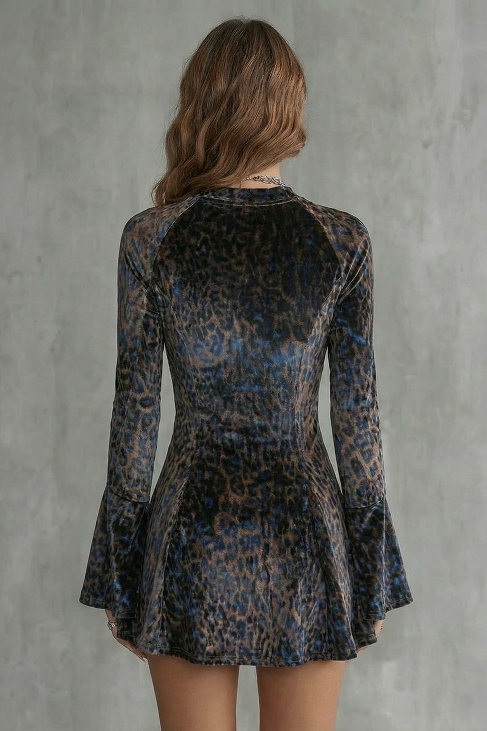 Bellanca – Vestido corto con estampado de leopardo y mangas acampanadas