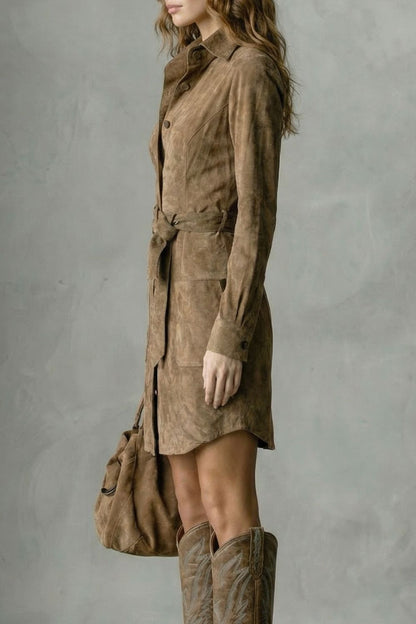 Vellessa – Elegante vestido midi de ante con silueta sofisticada.