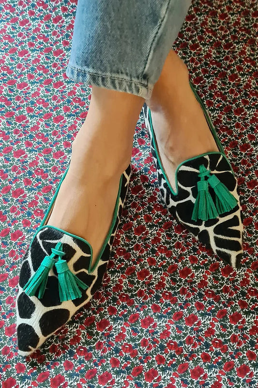Capri | Mocasines de punta con estampado de jirafa y flecos verdes