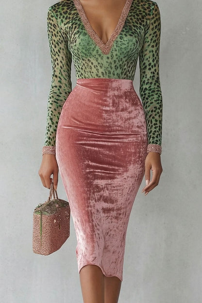 Virelline – Vestido midi ajustado al cuerpo en terciopelo con estampado de leopardo en contraste