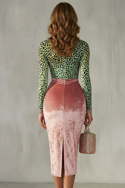 Virelline – Vestido midi ajustado al cuerpo en terciopelo con estampado de leopardo en contraste