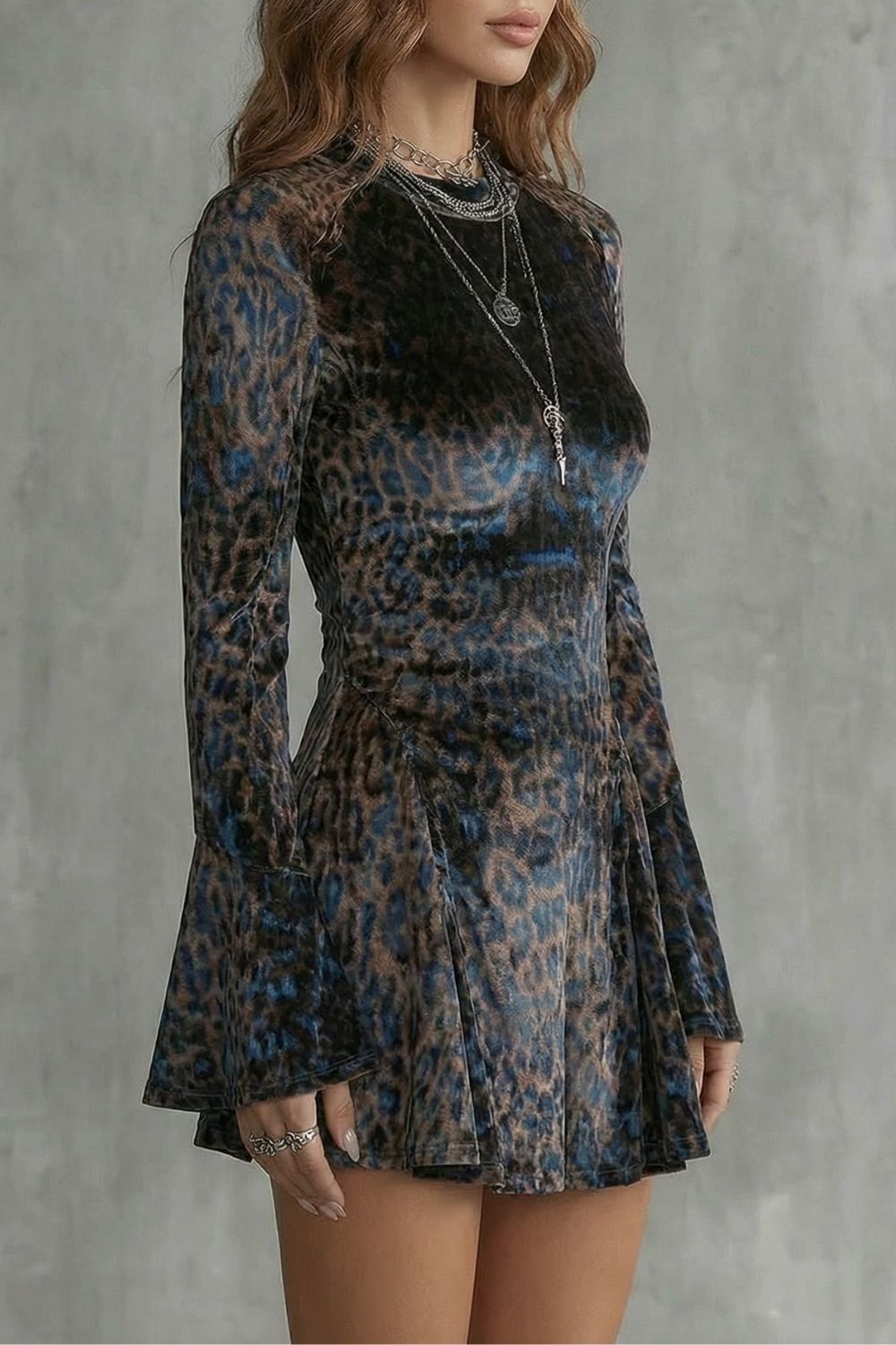 Bellanca – Vestido corto con estampado de leopardo y mangas acampanadas