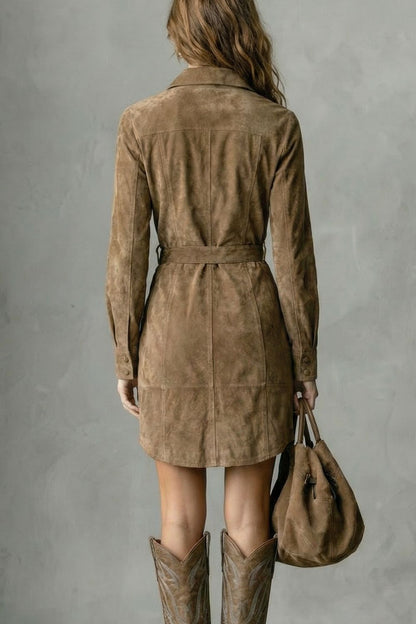 Vellessa – Elegante vestido midi de ante con silueta sofisticada.