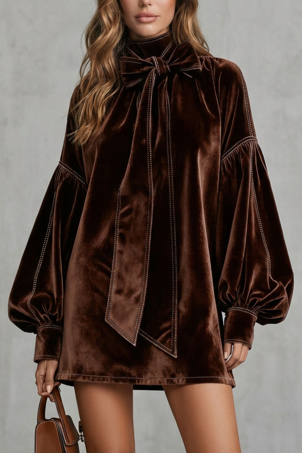 Velourine – Elegante minivestido con cuello de lazo