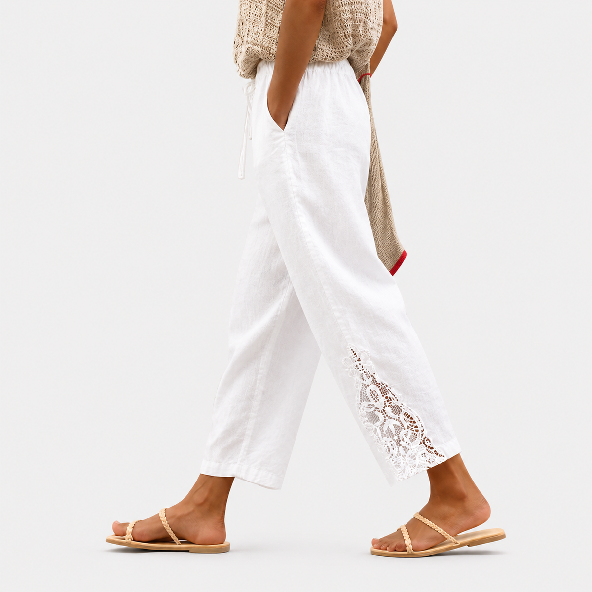 Pantalones costeros con detalles de encaje