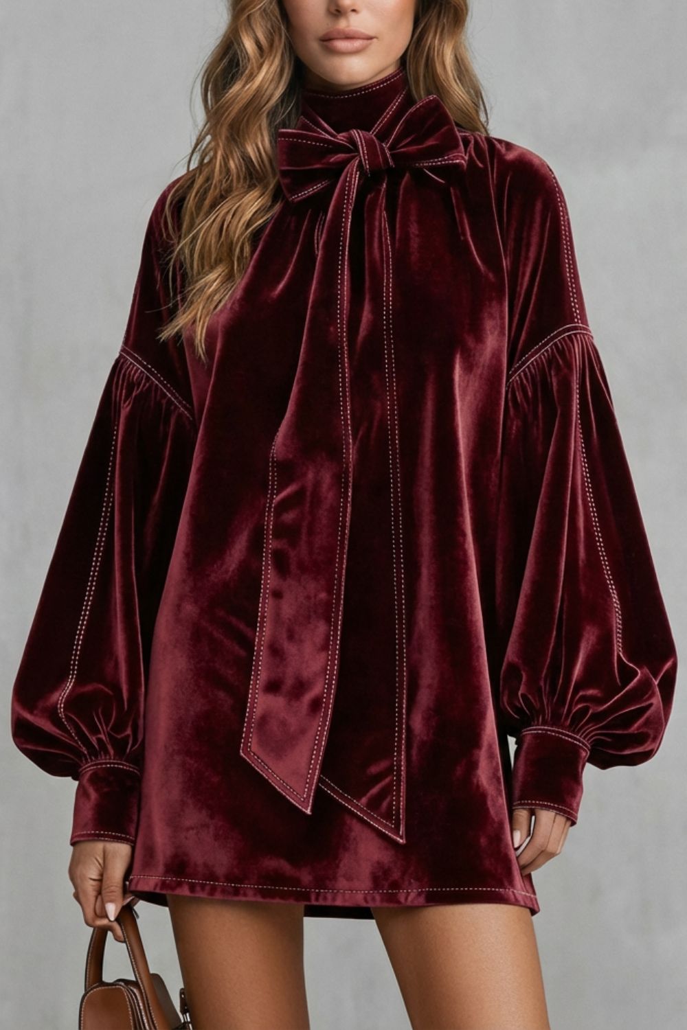 Velourine – Elegante minivestido con cuello de lazo