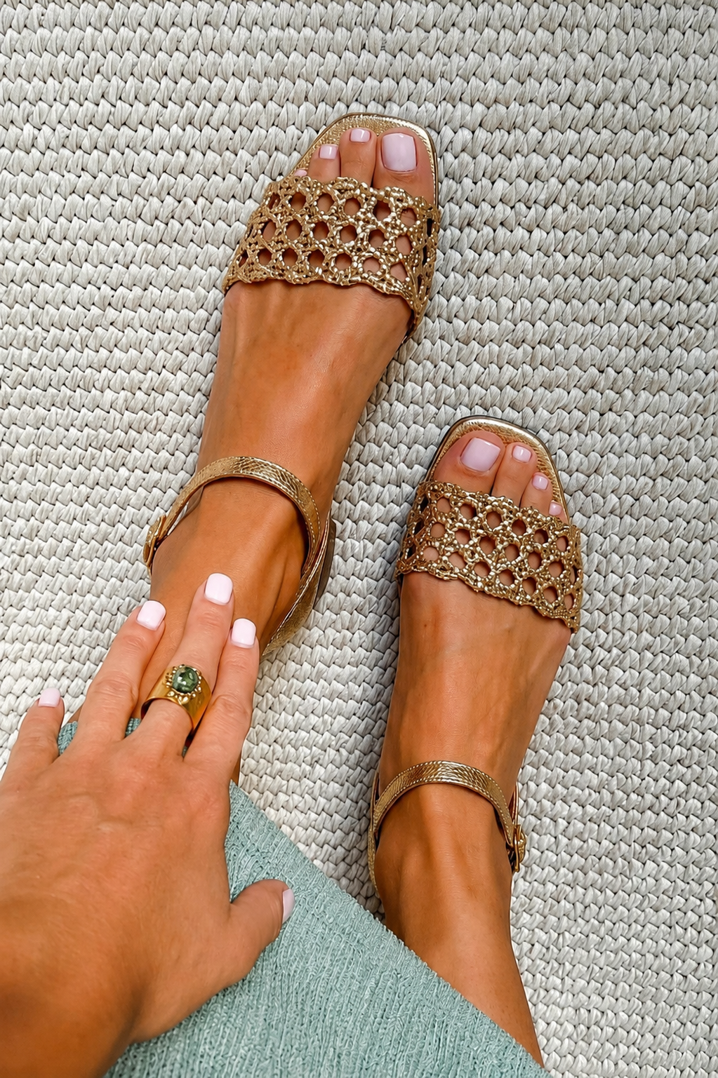 Sandalias planas doradas Aurora Confort