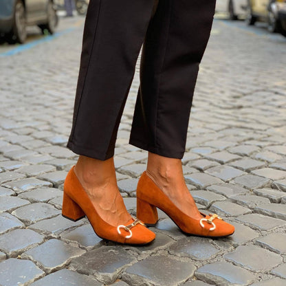 Charlotte | Zapatos de tacón elegantes con detalles dorados