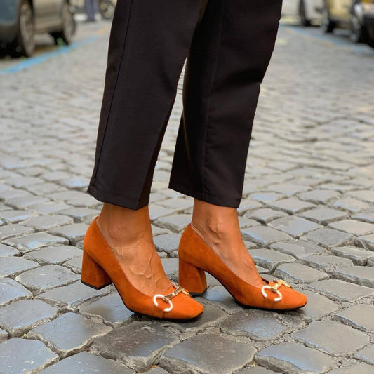Charlotte | Zapatos de tacón elegantes con detalles dorados