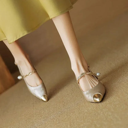 Elegantes zapatos de tacón con textura de molette