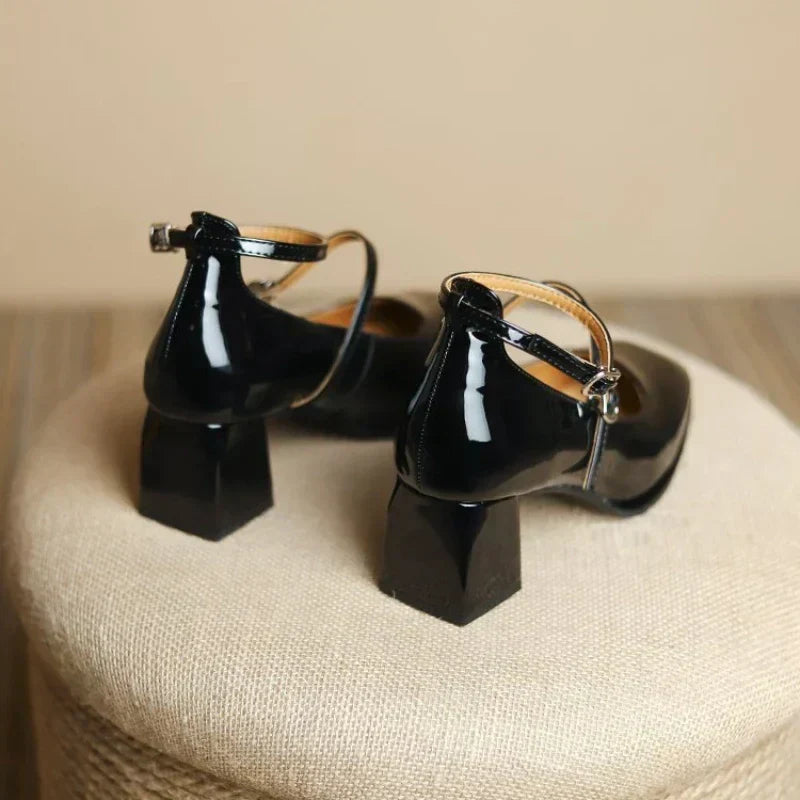 Zapatos de tacón elegantes con tira en el tobillo