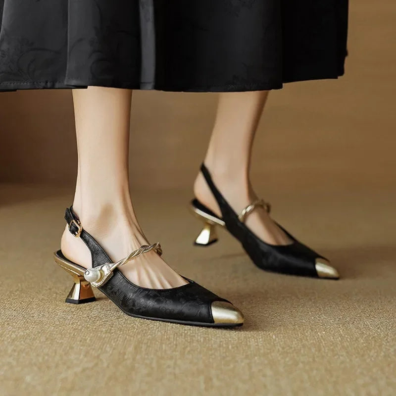 Elegantes zapatos de tacón con textura de molette