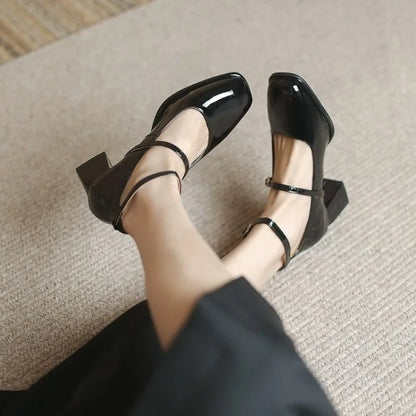 Zapatos de tacón elegantes con tira en el tobillo