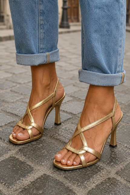 Sandalias de tacón doradas elegantes de Elisabetta